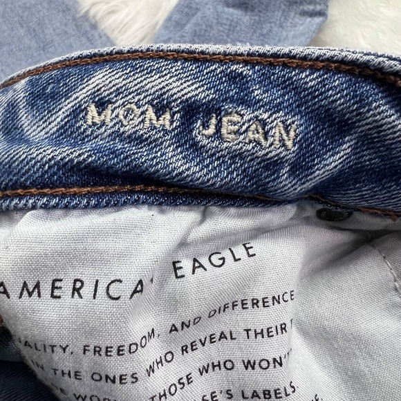 👖|•AMERICAN EAGLE•| Distressed Mom Jean Stretch Denim Size 4👖 - Picture 7 of 8